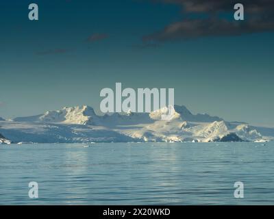 Costa Davis della Penisola Antartica dallo stretto di Orleans Foto Stock