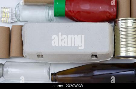 Articoli riciclabili tra cui bottiglie, lattine e cartoni. Foto Stock