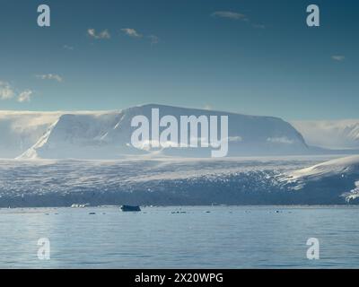 Costa Davis della Penisola Antartica dallo stretto di Orleans Foto Stock