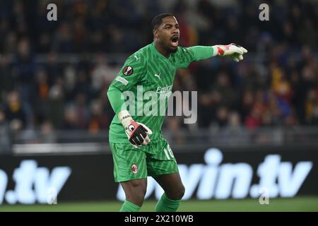 Mike Maignan (Milano) durante la partita di UEFA Europa League 2023 2024 tra Roma 2-1 Milano allo Stadio Olimpico il 18 aprile 2024 a Roma, Italia. Crediti: Maurizio Borsari/AFLO/Alamy Live News Foto Stock