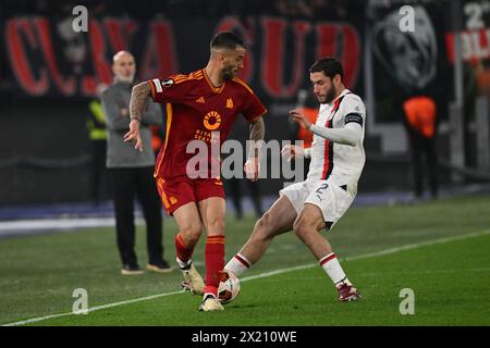 Leonardo Spinazzola (Roma)Davide Calabria (Milano) durante la partita di UEFA Europa League 2023 2024 tra Roma 2-1 Milano allo Stadio Olimpico il 18 aprile 2024 a Roma, Italia. Crediti: Maurizio Borsari/AFLO/Alamy Live News Foto Stock