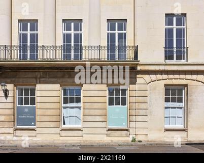 L'ex hotel Stamford, un edificio neoclassico, ora case di lusso, in vendita a Stamford, Inghilterra, aprile 2024. Foto Stock