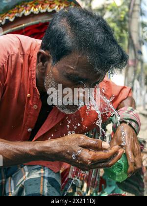 Hitzewelle, nel Bangladesh, Un autista di risciò si sta lavando la faccia con acqua in un gasdotto lungo la strada durante una giornata ad alta temperatura a Dacca, Bangladesh, il 19 aprile 2024. Dhaka Distretto di Dhaka Bangladesh Copyright: XHabiburxRahmanx Foto Stock