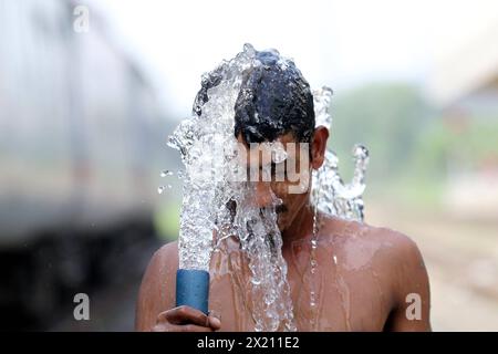 Hitzewelle, nel Bangladesh, Un autista di risciò si sta lavando la faccia con acqua in un gasdotto lungo la strada durante una giornata ad alta temperatura a Dacca, Bangladesh, il 19 aprile 2024. Dhaka Distretto di Dhaka Bangladesh Copyright: XHabiburxRahmanx Foto Stock