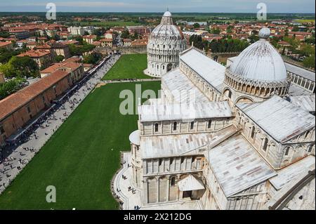 Vista iconica dalla cima della Torre di Pisa: Cattedrale, turisti, il fascino dell'Italia in una sola cornice Foto Stock