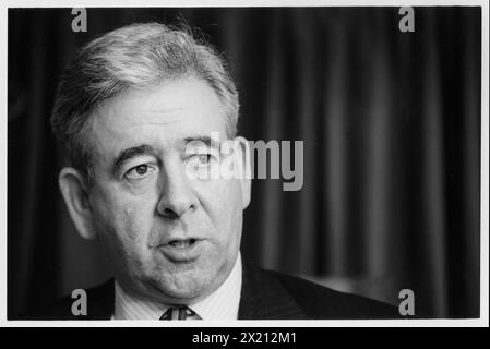 DAFYDD WIGLEY, RITRATTO, 1997: Il leader dei Plaid Cymru Dafydd Wigley durante la campagna elettorale generale del 1997 a Cardiff, Galles, Regno Unito, il 9 aprile 1997. Foto: Rob Watkins. INFO: Dafydd Wigley, un importante politico gallese, servì come leader di Plaid Cymru dal 1981 al 1984 e di nuovo dal 1991 al 2000. Noto per la sua appassionata difesa dell'indipendenza gallese, ha svolto un ruolo fondamentale nel plasmare la politica gallese. Foto Stock