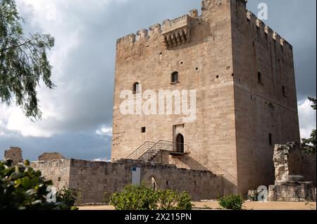 Lo storico castello di Kolossi si erge contro un cielo nuvoloso a Cipro, una testimonianza dell'architettura medievale. Distretto di Limassol Foto Stock