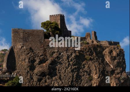 Castello di Aci o Castello Normanno, un castello normanno fondato nel 1076 ad Aci Castello, provincia di Catania, Sicilia, Italia. Il castello fu costruito su una falesia di basalto lasciata da un'eruzione sottomarina su quella che allora era un'isola. Nel 1169, l'indurimento della lava da un'eruzione dell'Etna collegò fisicamente la falesia alla terraferma. Più di un secolo dopo, nel 1297, la fortezza fu ricostruita da Ruggero di Lauria (Ruggero di Lauria), un ammiraglio che si ribellò contro il re di Sicilia, Federico III Foto Stock