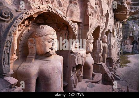 Sculture giainiste scolpite lungo entrambe le pareti rocciose della valle, popolarmente conosciute come Rock - Cut Jain Images Urwai Gate o Siddhanchal gruppo di grotte, Fo Foto Stock