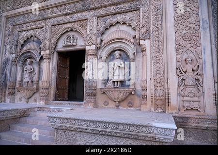 Incisioni sulla parete esterna del tempio di Scindia, Chhatris del complesso della dinastia Scindia, Gwalior, Madhya Pradesh, india Foto Stock