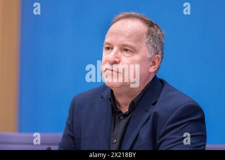 Warum Deutschland eine Politik zur Wiederherstellung der Natur braucht Deutschland, Berlin am 19.04.2024: * Prof. Wolfgang Köck, Ratsmitglied SRU, Fachgebiet Recht bei der Stellungnahme der Bundesministerin für Umwelt, Naturschutz, nukleare Sicherheit und Verbraucherschutz Steffi Bündnis 90 Grünen *** Perché la Germania ha bisogno di una politica per ripristinare la natura Germania, Berlino, il 19 04 2024 Prof Wolfgang Köck, membro del Consiglio SRU, sezione giuridica alla dichiarazione del Ministro federale dell'ambiente, della conservazione della natura, della sicurezza nucleare e della tutela dei consumatori Steffi Lem Foto Stock