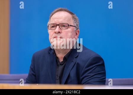 Warum Deutschland eine Politik zur Wiederherstellung der Natur braucht Deutschland, Berlin am 19.04.2024: * Prof. Wolfgang Köck, Ratsmitglied SRU, Fachgebiet Recht bei der Stellungnahme der Bundesministerin für Umwelt, Naturschutz, nukleare Sicherheit und Verbraucherschutz Steffi Bündnis 90 Grünen *** Perché la Germania ha bisogno di una politica per ripristinare la natura Germania, Berlino, il 19 04 2024 Prof Wolfgang Köck, membro del Consiglio SRU, sezione giuridica alla dichiarazione del Ministro federale dell'ambiente, della conservazione della natura, della sicurezza nucleare e della tutela dei consumatori Steffi Lem Foto Stock