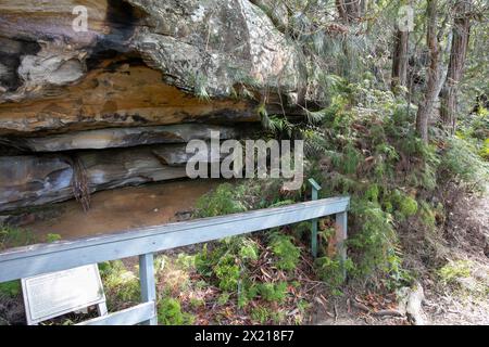 Sito della grotta Red Hands, opere d'arte aborigene risalenti a circa 30000 anni fa, West Head, parco nazionale Ku-Ring-GAI Chase, Sydney, NSW, Australia Foto Stock