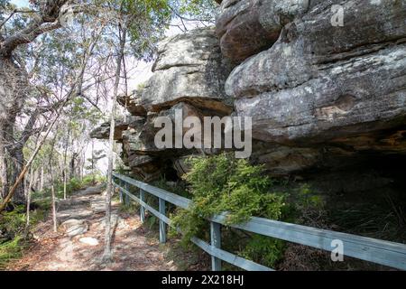 Sito della grotta Red Hands, opere d'arte aborigene risalenti a circa 30000 anni fa, West Head, parco nazionale Ku-Ring-GAI Chase, Sydney, NSW, Australia Foto Stock