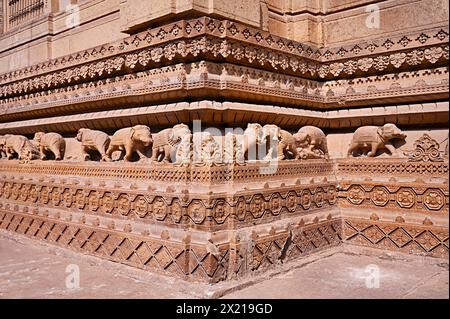 Incisioni sulla parete esterna del tempio di Scindia, Chhatris del complesso della dinastia Scindia, Gwalior, Madhya Pradesh, india Foto Stock