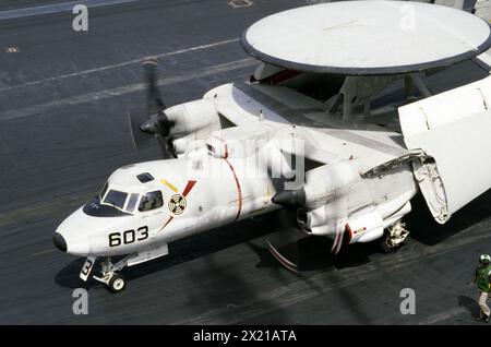 - Aerei a bordo della portaerei Roosevelt della US Navy durante le esercitazioni NATO nel Mar Mediterraneo (aprile 1989) - aereo radar 'Early warning' e 2-C Hawkeye a bordo della portaerei Roosevelt dell'US Navy durante esercitazioni NATO in mar Mediterraneo (aprile 1989) Foto Stock