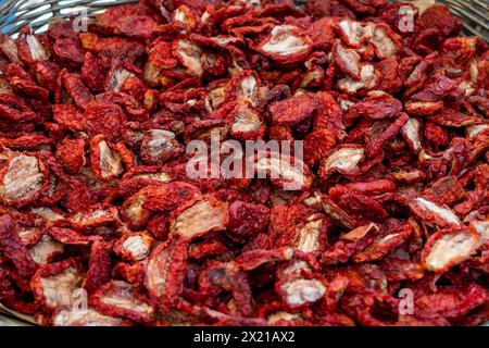 Pomodori disidratati, tipici della Puglia, nell'Italia meridionale, ampiamente utilizzati nella cucina mediterranea. Alimentazione sana, cibo, prodotti tipici Foto Stock