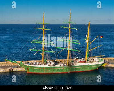 Bridgetown, Barbados - gennaio 28 2024: Il rigger quadrato a tre alberi Alexander von Humboldt 2, ormeggiato al porto di Bridgetown, Barbados. Preso su una CA Foto Stock