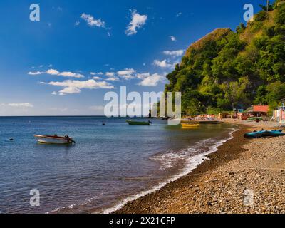 Soufriere, Dominica - gennaio 27 2024: Piccole barche da pesca a Soufriere sull'isola di Dominica nei Caraibi. Soufriere è la capitale di Saint ma Foto Stock