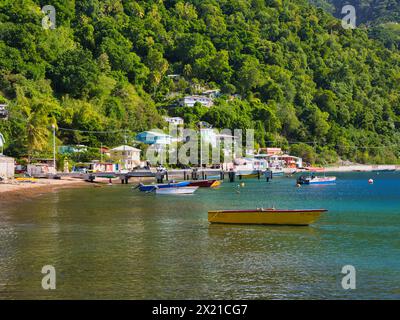 Soufriere, Dominica - gennaio 27 2024: Piccole barche da pesca a Soufriere sull'isola di Dominica nei Caraibi. Soufriere è la capitale di Saint ma Foto Stock