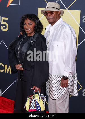 HOLLYWOOD, LOS ANGELES, CALIFORNIA, STATI UNITI - 18 APRILE: Latanya Richardson Jackson e il marito Samuel L. Jackson arrivano al 15° Annual TCM Classic Film Festival 2024 Opening Night e 30th Anniversary Presentation of Miramax 'Pulp Fiction' tenutosi al TCL Chinese Theatre il 18 aprile 2024 a Hollywood, Los Angeles, California, Stati Uniti. (Foto di Xavier Collin/Image Press Agency) Foto Stock