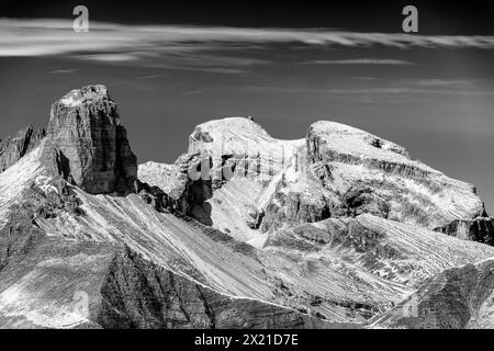 Schwabenalpenkopf, Hochebenkofel e Mitterebenkofel dal Paternsattel, Drei Zinnen, Dolomiti, Patrimonio dell'Umanità dell'UNESCO, Veneto, Italia Foto Stock