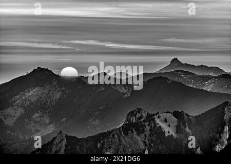 Alba su Hochries e Kampenwand, da Wendelstein, Montagne di Mangfall, Alpi Bavaresi, alta Baviera, Baviera, Germania Foto Stock