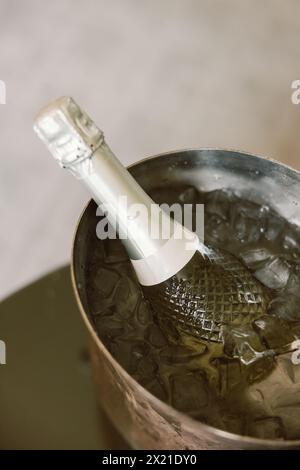 Bottiglia di champagne ghiacciata nel secchio pronta per i festeggiamenti Foto Stock