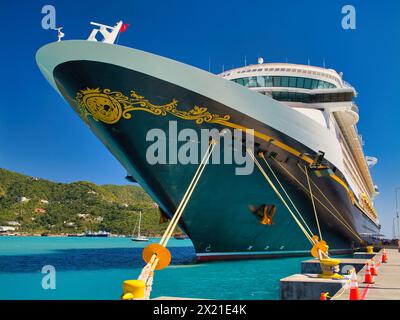 Tortola, BVI - 23 gennaio 2024: La nave da crociera Disney Fantasy ormeggiata al molo Cyril B. Romney Tortola a Road Town, Tortola, BVI. Foto Stock
