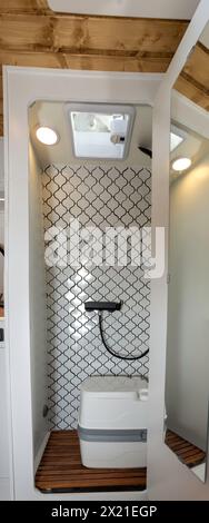 Bagno in camper con WC chimico portatile. Bagno decorativo e funzionale in un camper Foto Stock