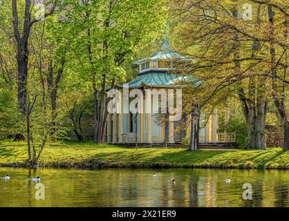 Padiglione inglese nel parco del castello di Pillnitz a Dresda, Sassonia, Germania in primavera Foto Stock