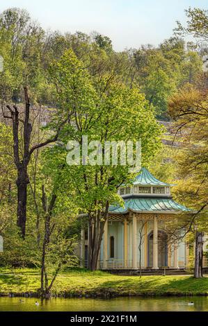 Padiglione inglese nel parco del castello di Pillnitz a Dresda, Sassonia, Germania in primavera Foto Stock