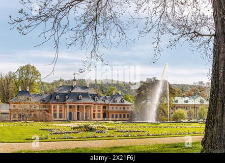 Palazzo di montagna nel Parco del Castello di Pillnitz in primavera, Dresda, Sassonia, Germania Foto Stock