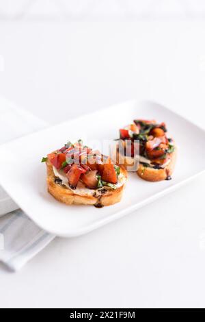 Bruschetta con glassa balsamica su un piatto Foto Stock