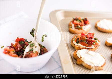 Bruschetta condita con pomodori e basilico Foto Stock