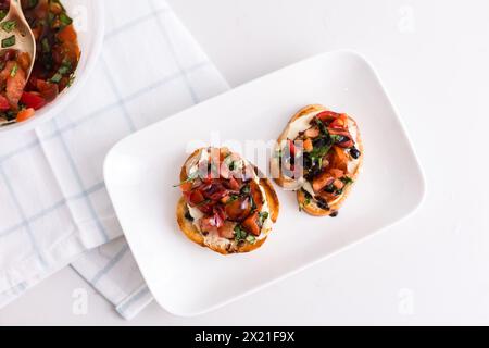 Bruschetta con glassa balsamica su un piatto Foto Stock