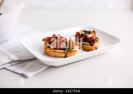 Bruschetta con glassa balsamica su un piatto Foto Stock