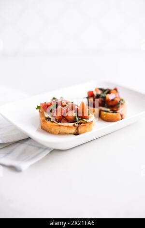 Bruschetta con glassa balsamica su un piatto Foto Stock