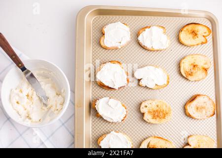 Crostini tostati con impasto di formaggio cremoso Foto Stock