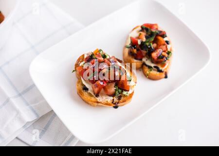 Bruschetta con glassa balsamica su un piatto Foto Stock