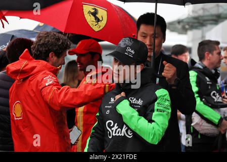 Shanghai, Cina, 19/04/2024, Shanghai, Cina. 19 aprile 2024. Zhou Guanyu (CHN) Sauber. 19.04.2024. Formula 1 World Championship, Rd 5, Chinese Grand Prix, Shanghai, Cina, giorno di qualificazione Sprint. Il credito fotografico dovrebbe essere: XPB/Alamy Live News. Foto Stock
