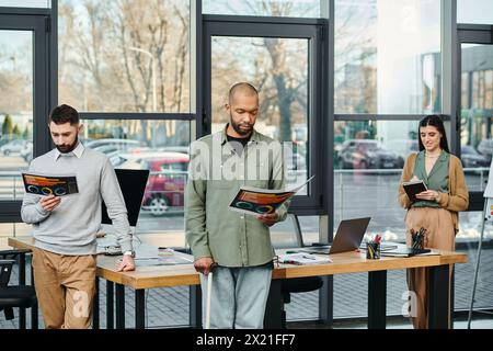 Un gruppo diversificato di professionisti impegnati in una vivace discussione a un tavolo in un ufficio moderno. Foto Stock