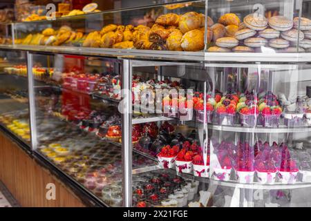 Deliziosi dessert alla frutta assortiti, torte e biscotti alla vetrina nel caffee. Dolci e dolcetti, piatti gustosi, panetteria, pasticceria. Bar, panetteria, sma Foto Stock