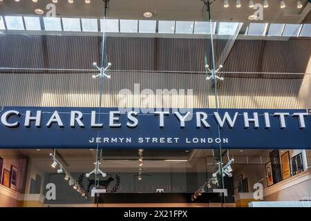 Charles Tyrwhitt firma e fa shopping Foto Stock