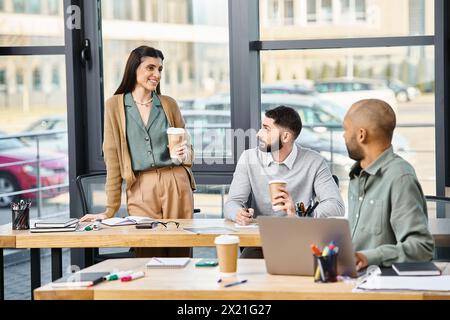 Un gruppo eterogeneo di professionisti impegnati in discussioni e lavoro di squadra attorno a un tavolo da conferenza in un ambiente aziendale. Foto Stock