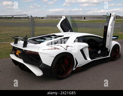 Tre quarti vista posteriore di una Lamborghini Aventador SuperVeloce LP 750-4, in mostra al British Motor Show del 2023 Foto Stock