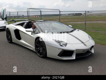 Vista frontale di tre quarti di una Lamborghini Aventadore Roadster, in mostra al British Motor Show del 2023 Foto Stock