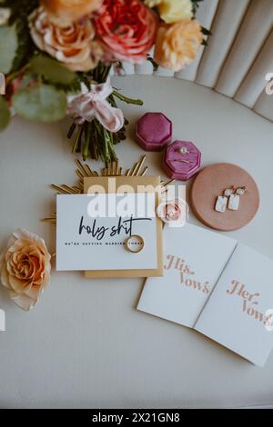 Colorato divertente matrimonio dettagli con i suoi e i suoi voti libri Foto Stock