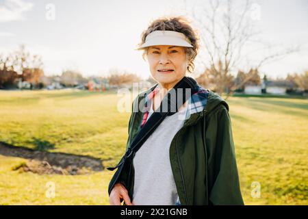 Ritratto di donna caucasica che indossa una tracolla dopo l'intervento chirurgico Foto Stock