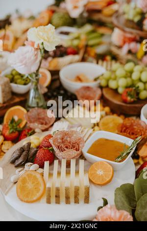 Primo piano del colorato tavolo di salumi con frutta e carne Foto Stock